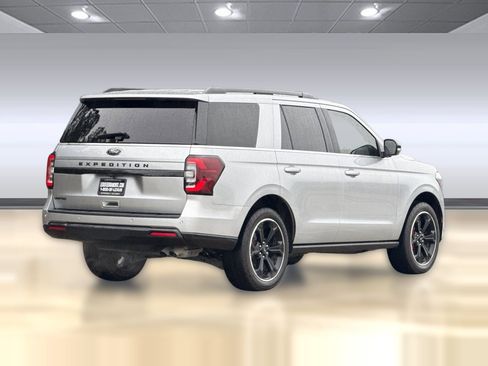 Used 2022 Ford Expedition Limited image 9