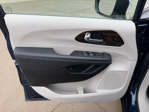 Used 2023 Chrysler Pacifica Limited FWD image 9