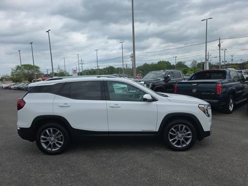 Used 2023 GMC Terrain SLT AWD/4WD image 3