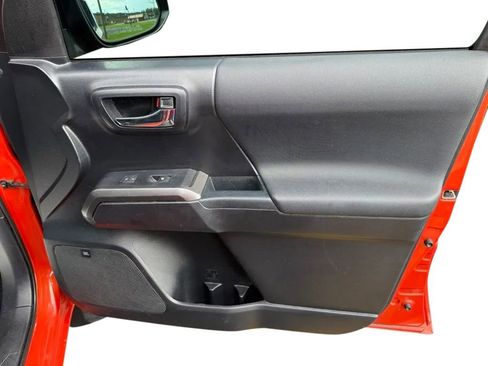 Used 2017 Toyota Tacoma TRD Off-Road AWD/4WD image 13