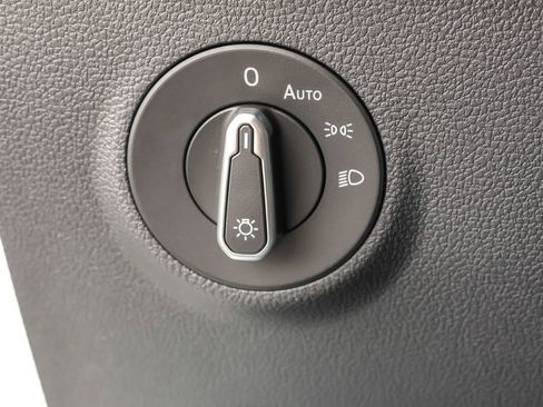 Used 2025 Volkswagen Taos SE image 16