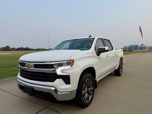 Used 2024 Chevrolet Silverado 1500 LT AWD/4WD image 12