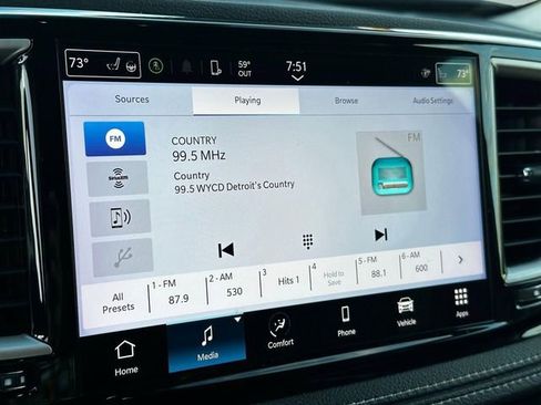 Used 2023 Chrysler Pacifica Touring-L AWD/4WD image 23