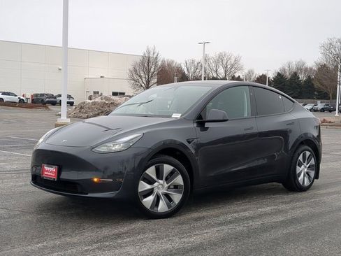 Used 2024 Tesla Model Y Long Range image 2