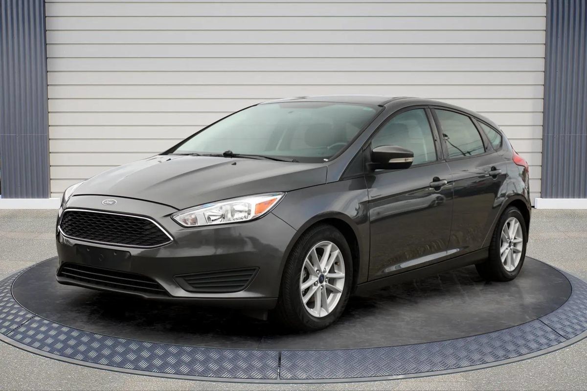 Used 2018 Ford Focus SE w/ Cold Weather Package FWD image 3