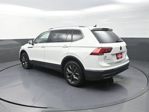 Used 2022 Volkswagen Tiguan SE w/ Panoramic Sunroof Package FWD image 6