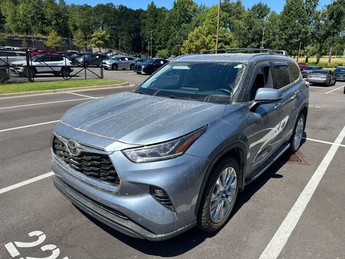Used 2022 Toyota Highlander Limited FWD image 2