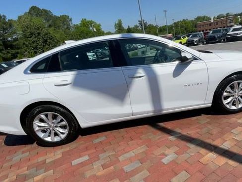 Used 2022 Chevrolet Malibu LT FWD image 2