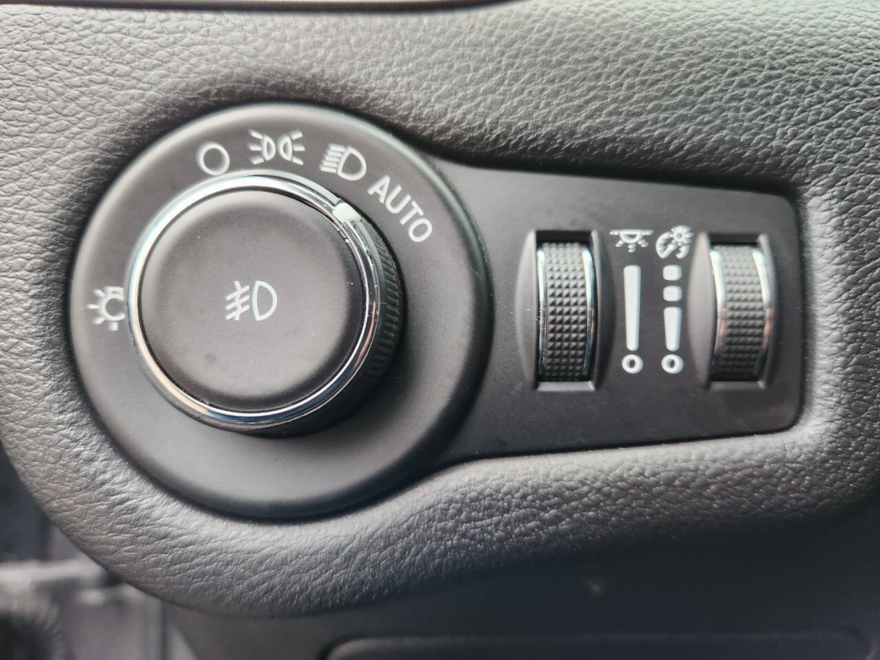 Used 2019 Jeep Cherokee Latitude Plus AWD/4WD image 20