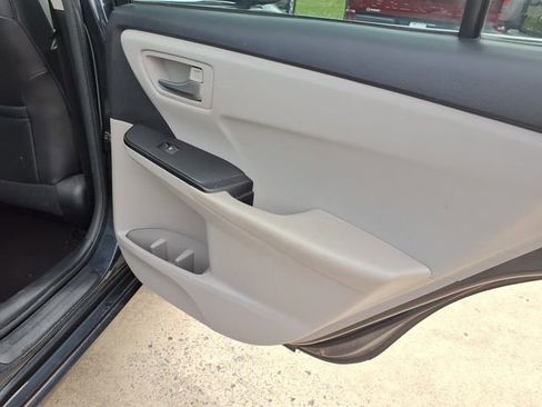 Used 2017 Toyota Camry SE w/ Moonroof Package FWD image 19