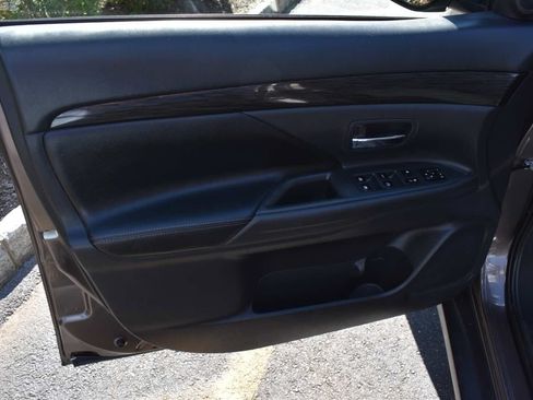 Used 2017 Mitsubishi Outlander SE AWD/4WD image 66
