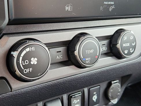 Used 2019 Toyota Tacoma TRD Off-Road image 15