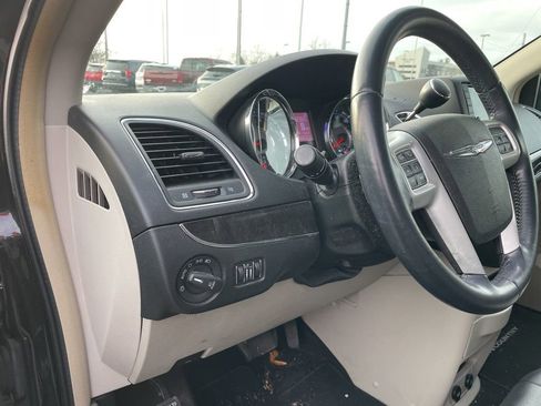 Used 2014 Chrysler Town & Country Touring image 17