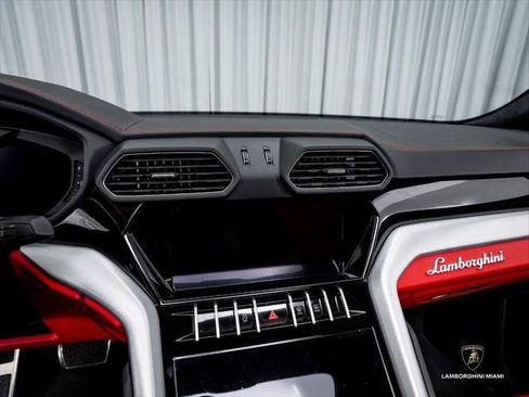 Used 2021 Lamborghini Urus AWD/4WD image 26