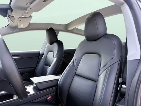 Used 2023 Tesla Model 3 Standard Range image 3