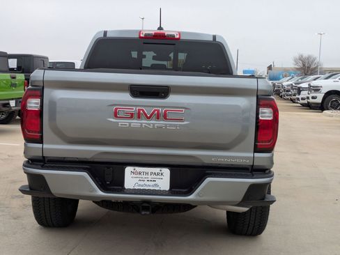 Used 2025 GMC Canyon Denali image 4