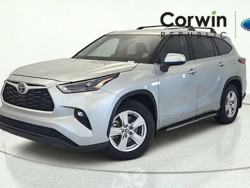 Used 2022 Toyota Highlander LE FWD image 1
