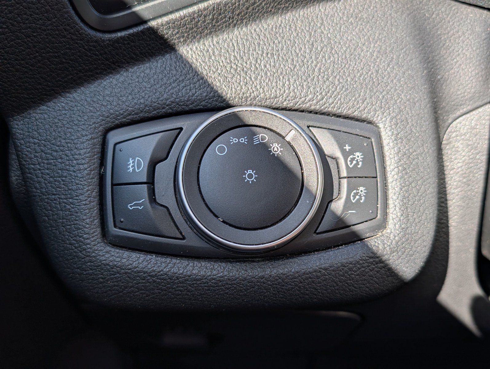Used 2018 Ford Escape SE w/ SE Sport Appearance Package AWD/4WD image 30