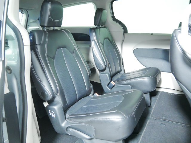 Used 2024 Chrysler Pacifica Touring-L FWD image 15