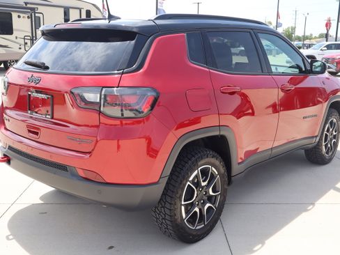 Used 2024 Jeep Compass Trailhawk w/ Trailhawk Elite Group AWD/4WD image 5