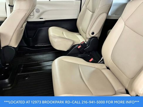 Used 2022 Toyota Sienna XLE FWD image 16