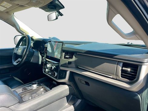 Used 2022 Ford Expedition Max XLT image 31