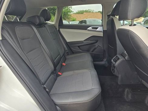 Used 2025 Volkswagen Taos SE AWD/4WD image 26