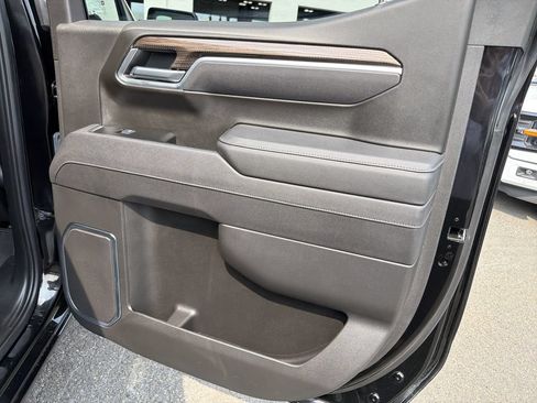 Used 2025 Chevrolet Silverado 1500 LT AWD/4WD image 16