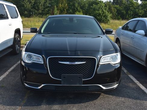 Used 2019 Chrysler 300 Touring L w/ Quick Order Package 22F RWD image 2