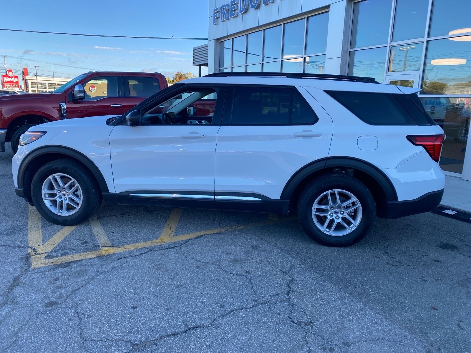 Used 2025 Ford Explorer Active AWD/4WD image 3
