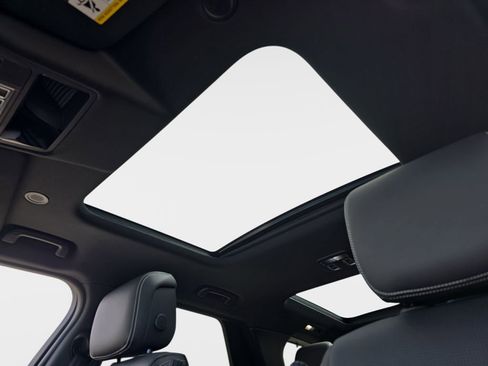 New 2026 Land Rover Discovery S image 32