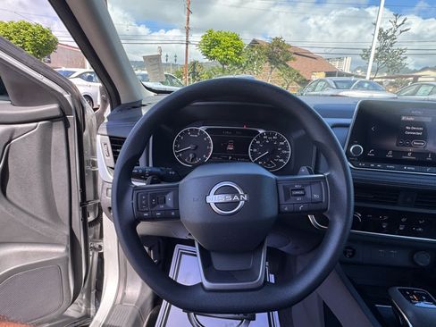 Used 2025 Nissan Rogue S image 8