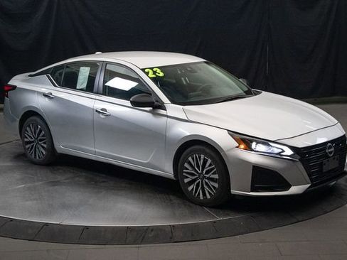 Used 2024 Nissan Altima 2.5 SV AWD/4WD image 2