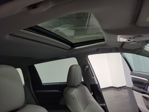 Used 2019 Toyota Highlander XLE AWD/4WD image 26