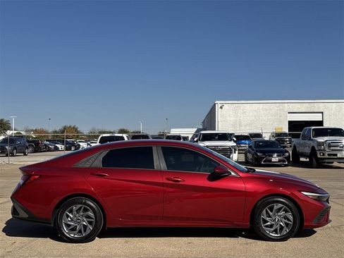 Used 2024 Hyundai Elantra SEL image 4