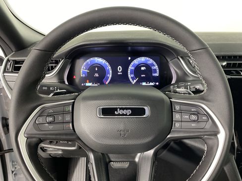 New 2025 Jeep Grand Cherokee Laredo w/ Luxury Tech Group I image 18