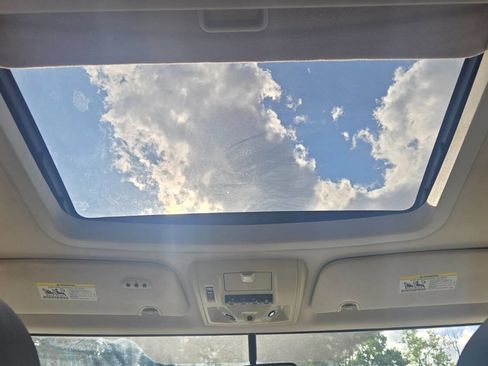 Used 2011 Volkswagen Routan SEL image 36