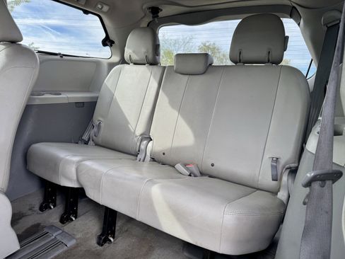 Used 2013 Toyota Sienna XLE image 14