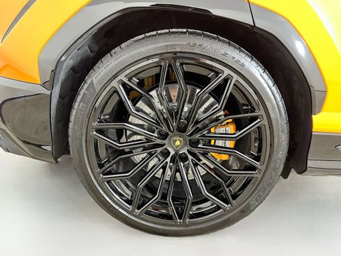 Used 2025 Lamborghini Urus SE AWD/4WD image 55