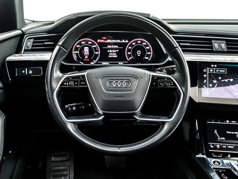 Used 2022 Audi e-tron Premium Plus w/ Premium Plus Package image 19