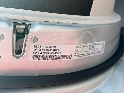 Used 2024 Chrysler Pacifica Touring-L FWD image 25