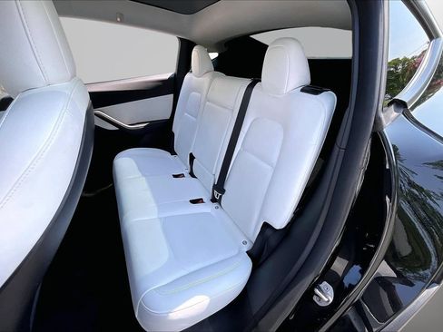 Used 2022 Tesla Model Y Long Range AWD/4WD image 23