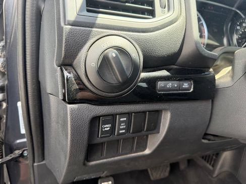 Used 2023 Nissan Titan SV w/ SV Convenience Package RWD image 3