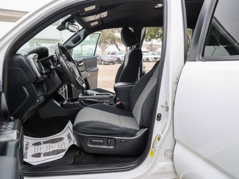 Used 2021 Toyota Tacoma TRD Sport w/ Technology Package image 29