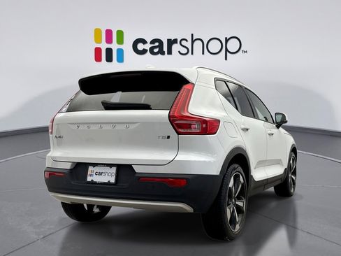 Used 2022 Volvo XC40 T5 Momentum image 5