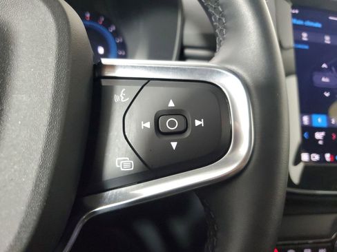 Certified 2025 Volvo XC40 B5 Core image 28