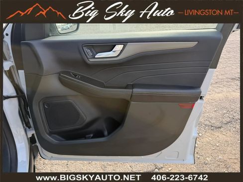 Used 2025 Ford Escape SE w/ Class II Trailer Tow Package FWD image 18