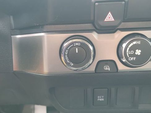 Used 2020 Toyota Tacoma SR AWD/4WD image 23