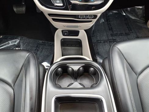 Used 2023 Chrysler Pacifica Touring-L image 19