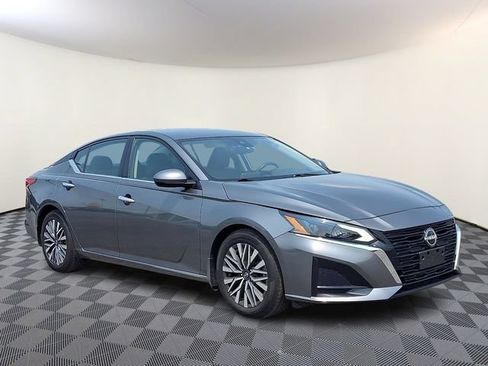 Used 2023 Nissan Altima 2.5 SV FWD image 1